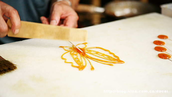 发现转糖饼的摊子. 刚做好的蝴蝶.